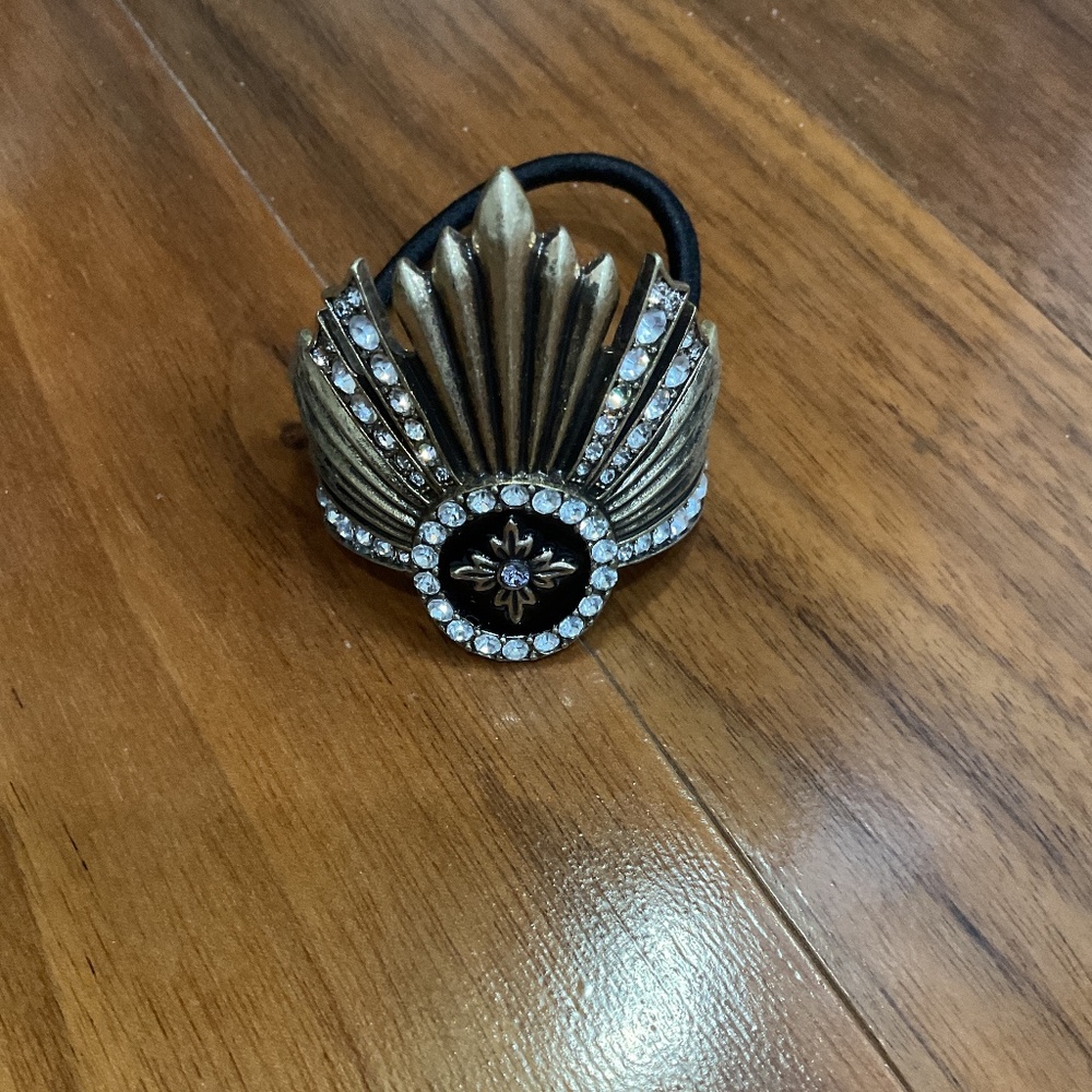 Chloe + Isabel ponytail fancy holder